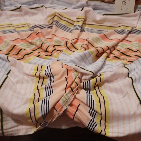 JUST BE ...LADIES 🚺  TWIST FRONT RAGLAN  TEE. - Picture 3 of 4